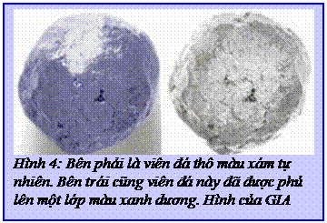 Text Box: Hình 4: Bên phải là viên đá thô màu xám tự nhiên. Bên trái cũng viên đá này đã được phủ lên một lớp màu xanh dương. Hình của GIA 