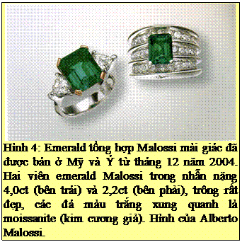 Text Box: Hình 4: Emerald tổng hợp Malossi mài giác đã được bán ở Mỹ và Ý từ tháng 12 năm 2004. Hai viên emerald Malossi trong nhẫn nặng 4,0ct (bên trái) và 2,2ct (bên phải), trông rất đẹp, các đá màu trắng xung quanh là moissanite (kim cương giả). Hình của Alberto Malossi. 