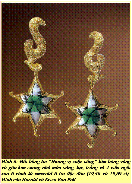Text Box: Hình 6: Đôi bông tai “Hương vị cuộc sống” làm bằng vàng và gắn kim cương nhỏ màu vàng, lục, trắng và 2 viên ngôi sao 6 cánh là emerald 6 tia độc đáo (19,40 và 19,69 ct). Hình của Harold và Erica Van Pelt. 