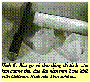 Text Box: Hình 6: Búa gõ và dao dùng để tách viên kim cương thô, dao đặt nằm trên 2 mô hình viên Cullinan. Hình của Alan Jobbins. 
