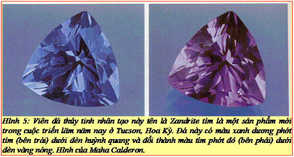 Text Box: Hình 5: Viên đá thủy tinh nhân tạo này tên là Zandrite tím là một sản phẩm mới trong cuộc triển lãm năm nay ở Tucson, Hoa Kỳ. Đá này có màu xanh dương phớt tím (bên trái) dưới đèn huỳnh quang và đổi thành màu tím phớt đỏ (bên phải) dưới đèn vàng nóng. Hình của Maha Calderon.